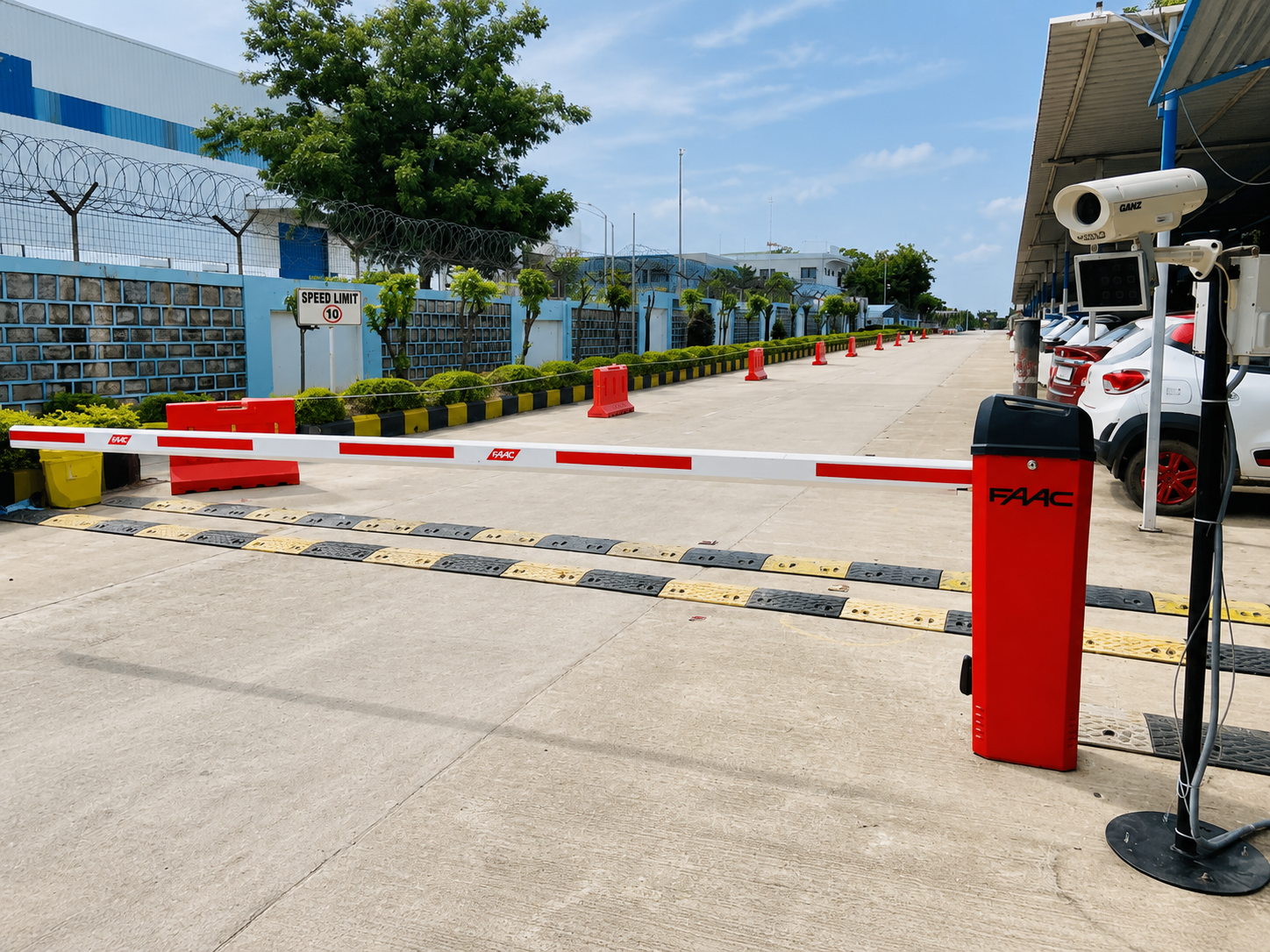 Boom barrier guide rail, bottom rail, and locking mechanism detail